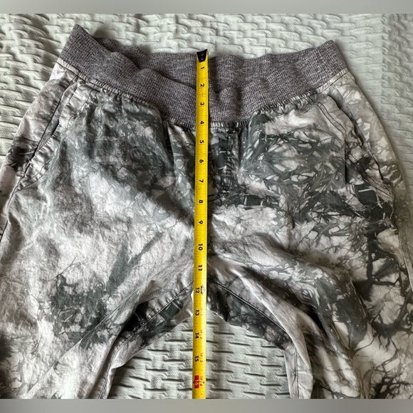 CAbi Gray Tie-Dye Women Jeggings - Picture 6 of 9